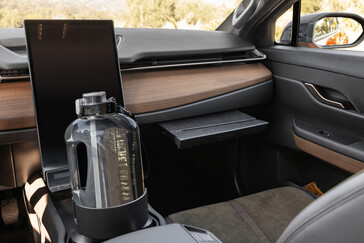 The Fisker Alaska features a comically-large cupholder between the front seats. (Image source: Fisker)
