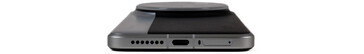 Bottom edge: Speaker, USB port, microphone and SIM tray (Image source: Daniel Schmidt)