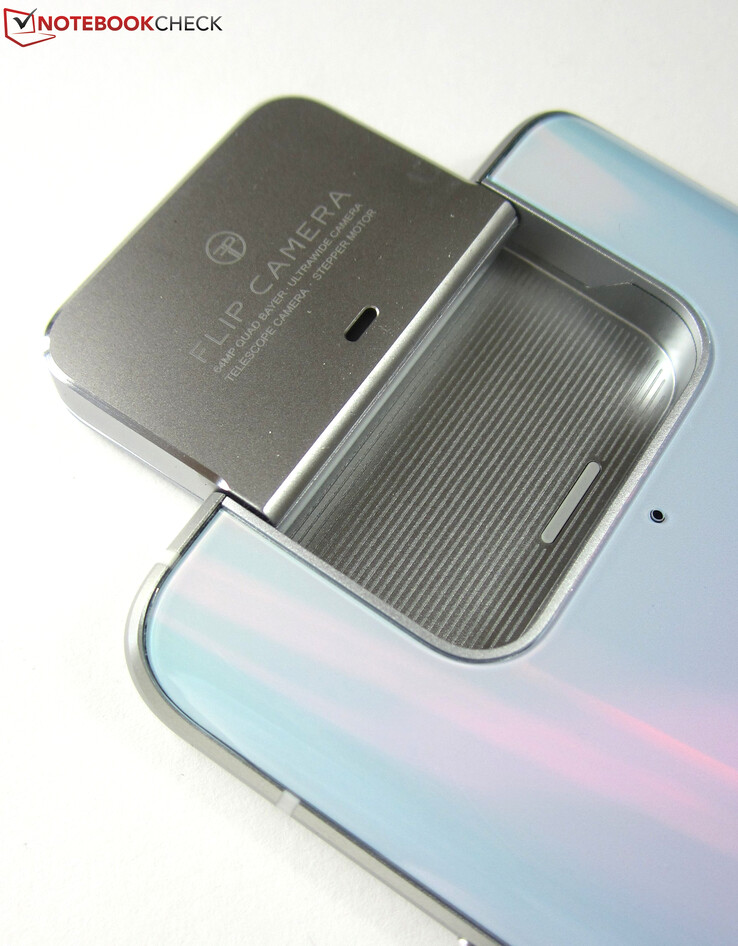 The opening angle of the flip camera can be adjusted manually, for example to 90° rather than the standard 180°. This enables users to take pictures from unusual perspectives