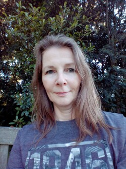 Taking a photograph using the RugGear RG655 using the slimming selfie filter