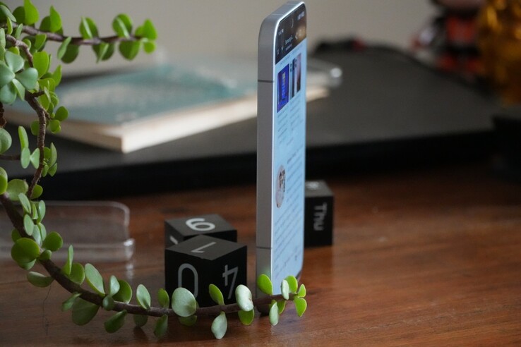 The Xiaomi 17 measures 8 mm in thickness 