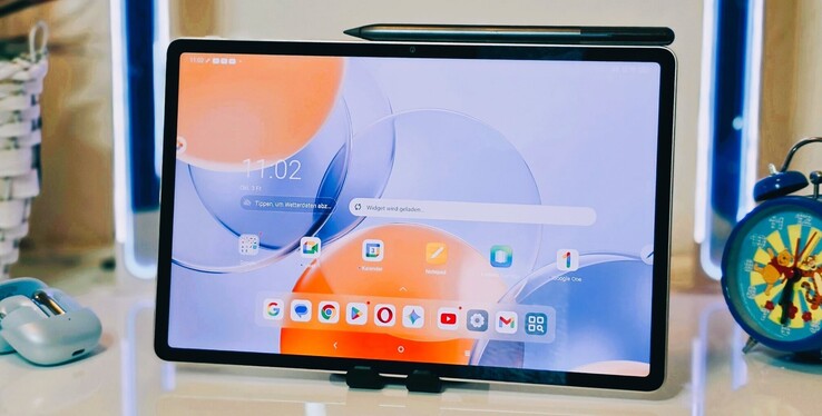 The Lenovo Yoga Tab 11 features an exciting array of features, including a beautiful display and Snapdragon 8 Gen 3 SoC for respectable performance. (Image source: Marcus Herbrich of Notebookcheck)