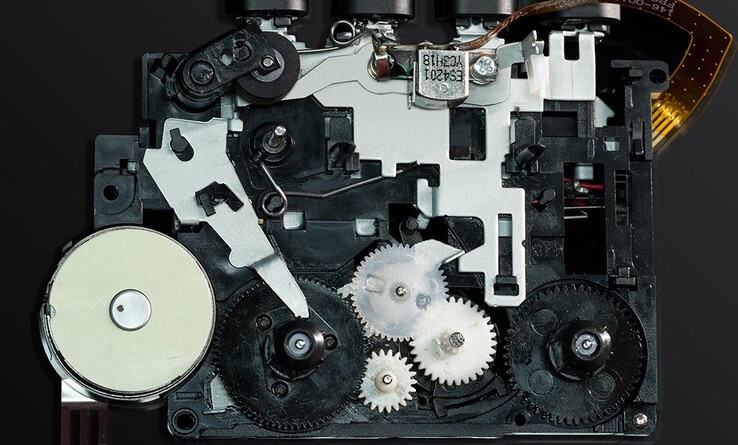 A heavy copper flywheel and stabilized motor enables low jitter, low pitch error playback. (Source: FiiO)