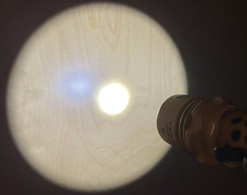 A fairly tight and bright hotspot provides plenty of throw