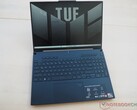 The Asus TUF Gaming A16 gaming laptop has a muted, but still gamery design language. (Image source: Florian Glaser / Notebookcheck)