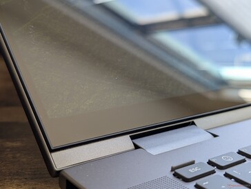 Edge-to-edge glass touchscreen