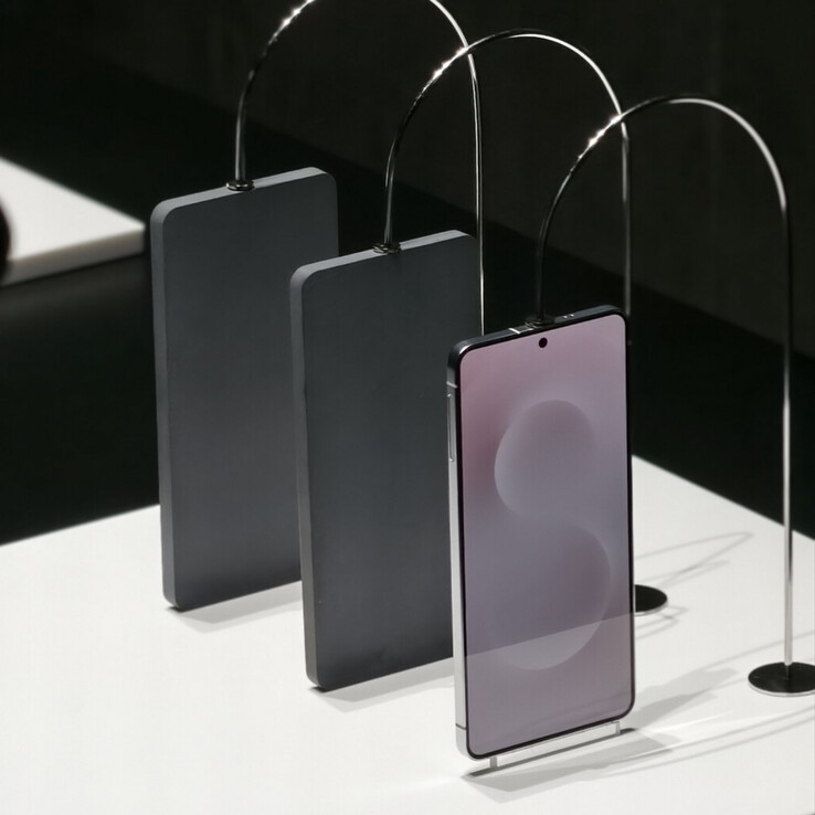 The Galaxy S25 Edge appears to have relatively thin display bezels. (Image source: @MishaalRahman)