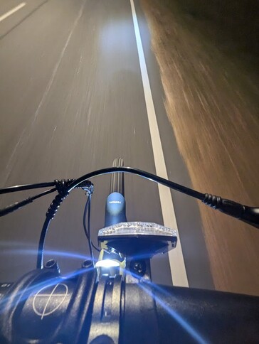 Riding full speed under a street light with the headlight on (Image Source: Stephen Pereyra / Notebookcheck)