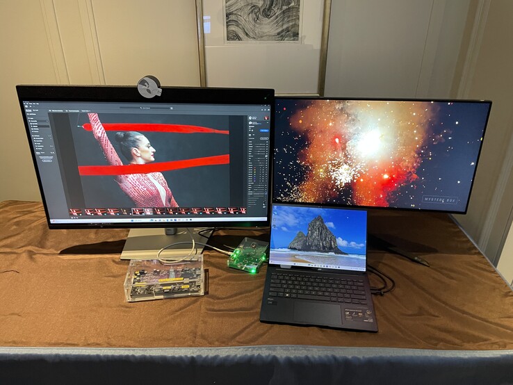 A UHBR13.5 connection to Dell's 6K display can be extended using a dock and DP80 cables. (Photo: Andreas Sebayang/Notebookcheck.com)