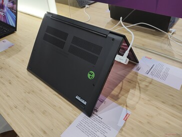 Lenovo ThinkPad X13 Gen 6: bottom (image source: Benjamin Herzig/Notebookcheck.com)