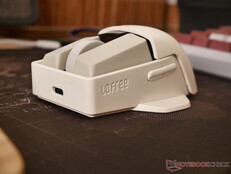 The Touch PBT's side buttons are set to back and forward, and there is no software for remapping. 