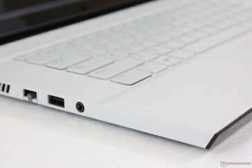 The slightly rubberized matte white-gray surface hides fingerprints better than the dark gray color option