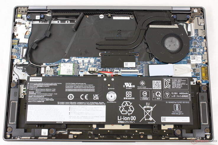 Upgradeable M.2 SSD and WLAN modules. The RAM is soldered unlike on the Inspiron 16 7620 2-in-1