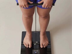 The BodyFit features a handle with integrated electrodes