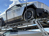 Test Cybertrucks shipped on trailer (image: kalorado/Reddit)