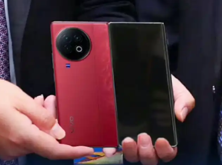 ...as a second-gen foldable that retains the signature X-series red colorway and general look. (Source: Vivo via Weibo)