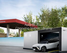 The NIO-Sinopec partnership combines battery swaps and EV charging at gas stations (image: NIO/YouTube)
