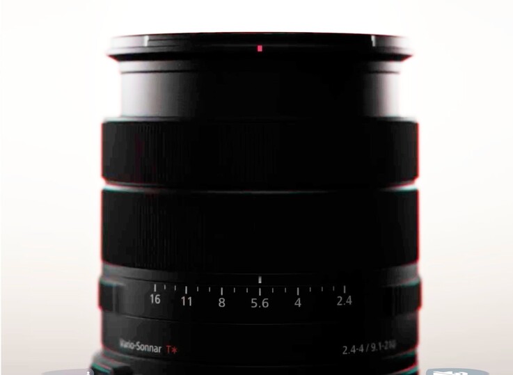 The label confirms that the lens offers an even wider zoom range than its predecessor.