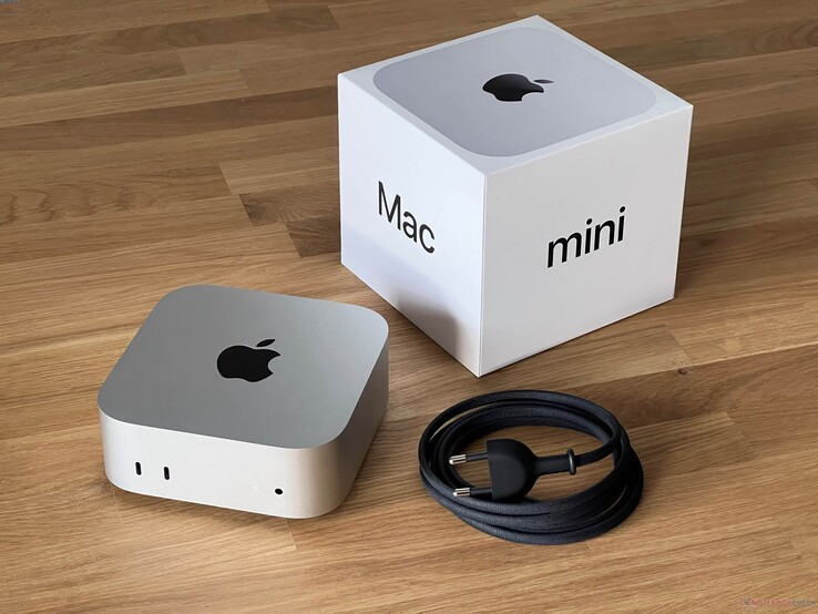 The M4 Mac mini is impressively compact, at just 0.8 liters. (Image source: Andreas Osthoff of Notebookcheck)