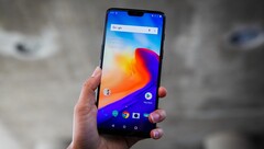 OnePlus introduced a glass back on the OnePlus 6. (Source: CNET)