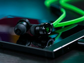 Razer Hammerhead paired with the Razer Phone. (Source: Razer)