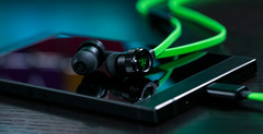 Razer Hammerhead paired with the Razer Phone. (Source: Razer)