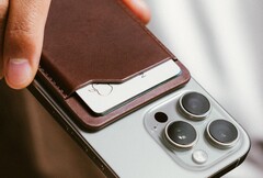 The new Nomad Leather Mag Wallet can be located thanks to an AirTag (Image source: Nomad)