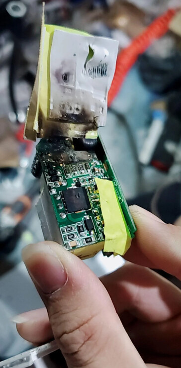 Chinese users reportedly post photos of their burned-out Win Max chargers. (Source: Reddit)
