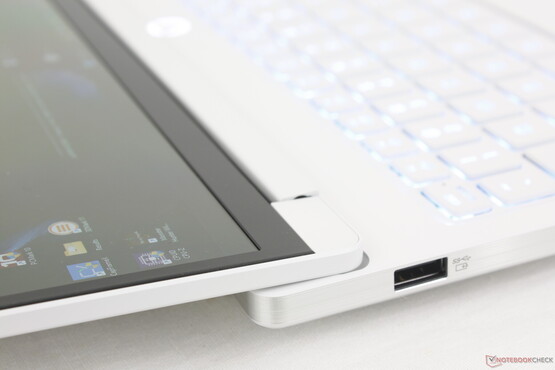 The Legion 7i gaming laptop sports a 180-degree hinge. (Image source: Allen Ngo of Notebookcheck)