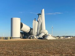 Collapsed turbine in the Frontier II wind farm, in Oklahoma. (Image source: Kildare Fire Department)