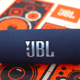 The discounted JBL Flip 7 includes AI Sound Boost to help reproduce music with less distortion. (Image source: JBL)