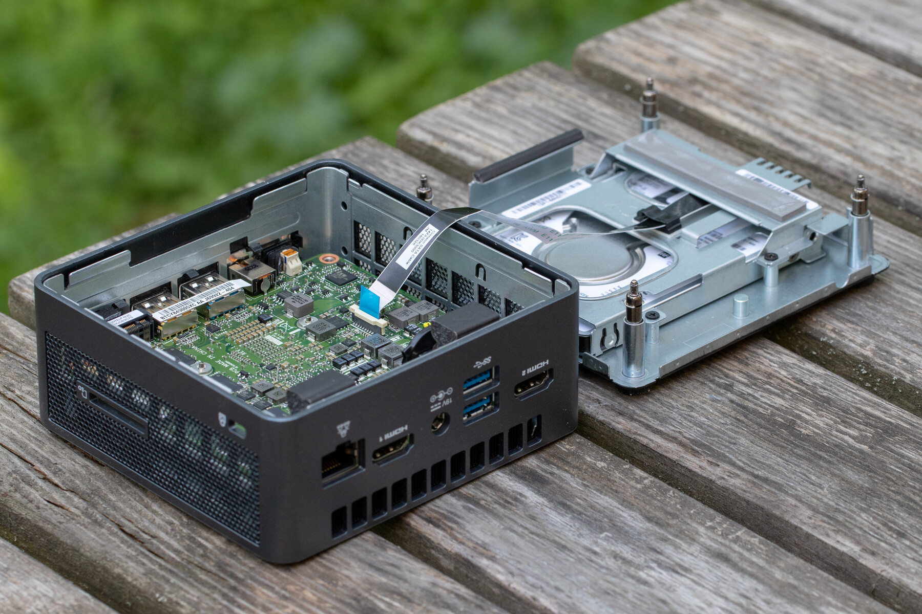 トラディショナルウェザーウエア Intel NUC NUC8I3CYSN Home ＆ Business Mini Desktop i3-8121U -Core, 4GB RAM, 2TB SATA SSD, AMD Radeon 540, WiFi, Bluetooth, HDMI, USB 3.1,  SD Card, Bl