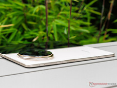 The Magic V5 is one of the thinnest and lightest foldable smartphones around. (Image source: Notebookcheck)