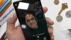 Zach Nelson tests the Pixel 7 Pro's UI out. (Source: JerryRigEverything via YouTube)