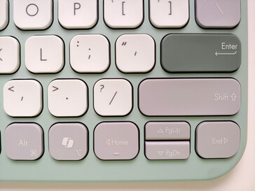 Keys labeled in white have lower legibility in low-light. (Image source: Notebookcheck.net)
