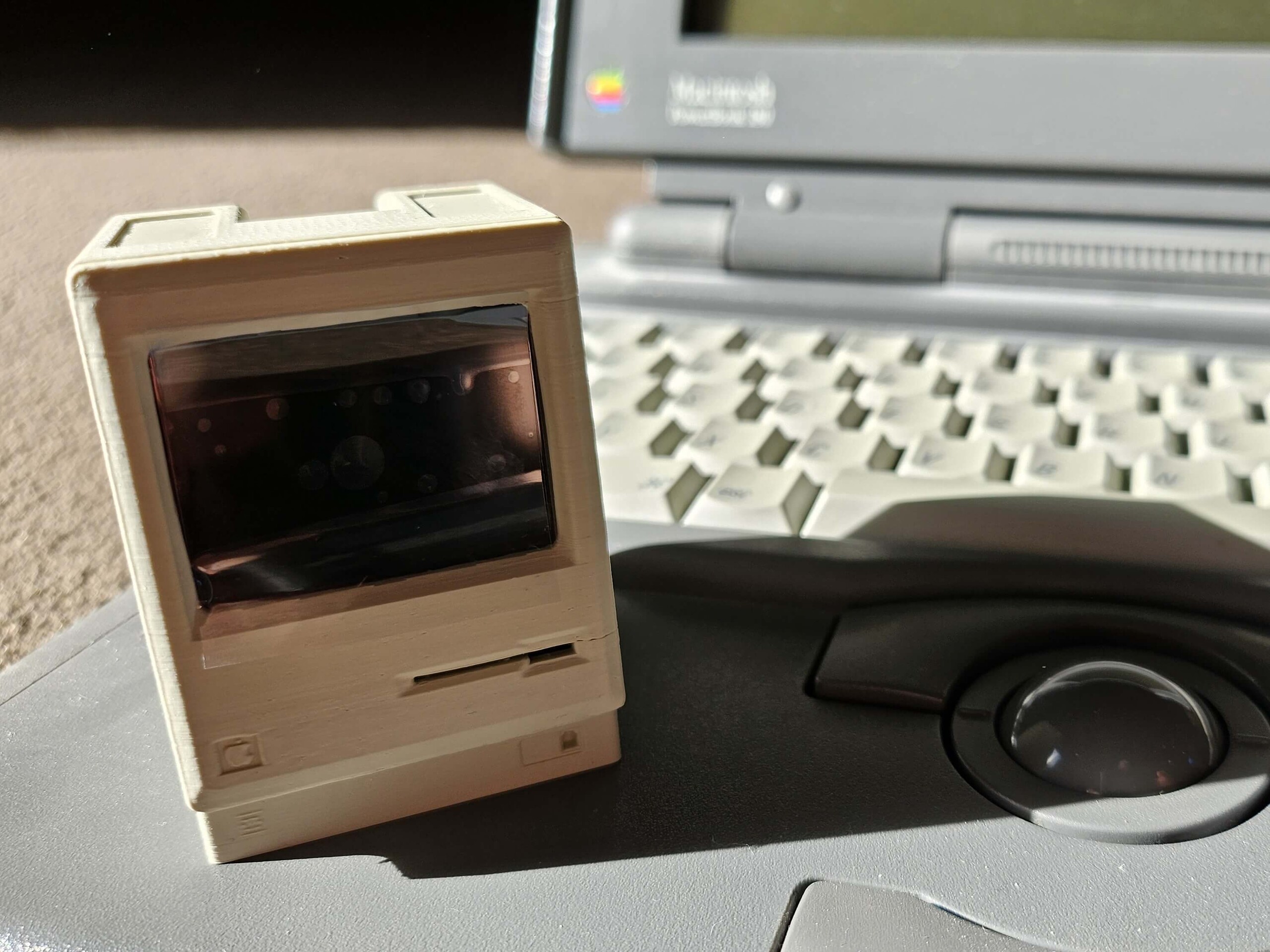 The Pico Mac Nano is only 6 cm high, as shown by the comparison with the Powerbook 180 in the background.