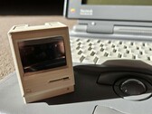 The Pico Mac Nano is only 6 cm high, as shown by the comparison with the Powerbook 180 in the background.