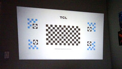 The TCL C1 automatically squares the projected image using a calibration grid. (Image source: Notebookcheck)