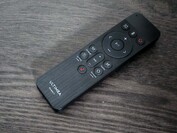 The remote control feels high-quality (Image source: Notebookcheck)