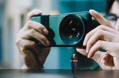 Xiaomi's camera accessory kit turns the Xiaomi 13 Ultra into a DSLR facsimile. (Image source: Xiaomi)