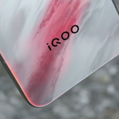 The &quot;iQoo 15&quot; hands-on. (Image source: Geek Village Chief via Weibo)