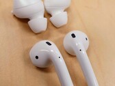 We pit Apple's Airpods 2 against Samsung's new Galaxy Buds. (Source: Notebookcheck)