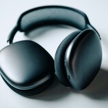 Apple's AirPods Max can be temporarily repaired by placing them in a freezer for an hour (Image source: Sam Grozyan)