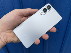 The Samsung Galaxy S25 Edge is available in Titanium Silver (pictured), Titanium Icyblue and Titanium Jetblack. (Image source: Notebookcheck)