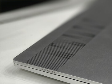 Hands-on image of Megabook T16 Pro's thickness (Image source: Notebookcheck)