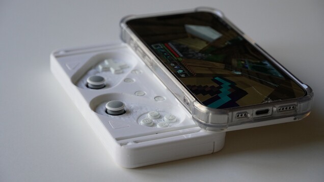 The M-Con prototype looks to bring a slide out game controller to your iPhone (Image source: M-Con)