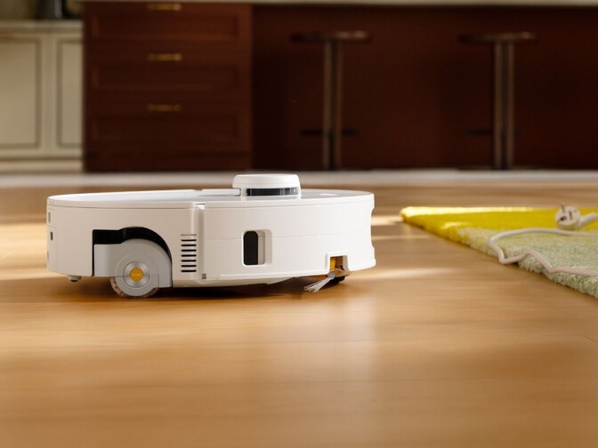 Roborock Qrevo Curv 2 Flow with roller mop now available