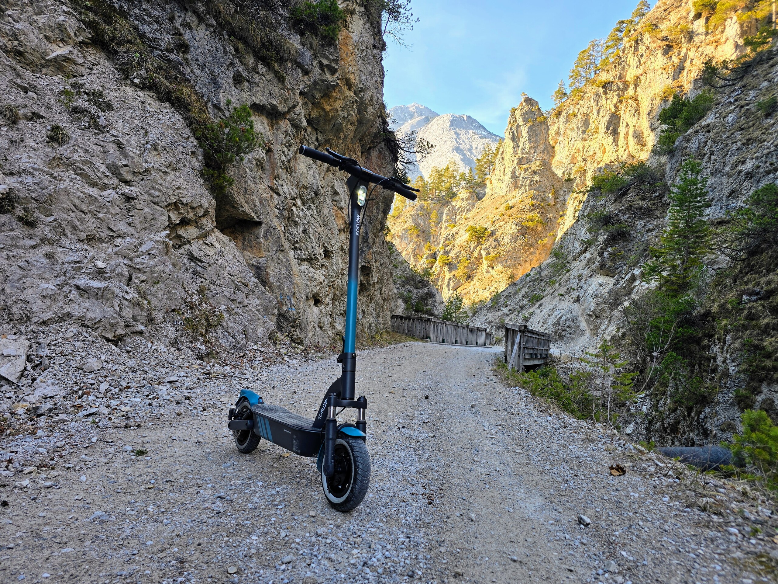 The SoFlow SO4 Pro Max also climbs steep mountains.