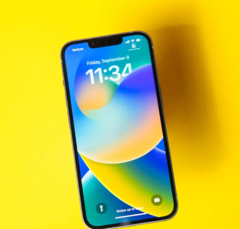 The iPhone SE 4 will be the first in the series with a notch. (Image Source: James Martin/CNET)