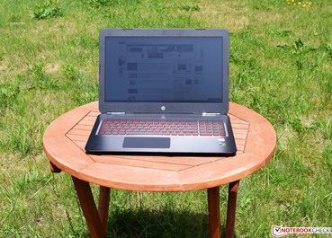 the HP Omen 15t 2017 in sunlight